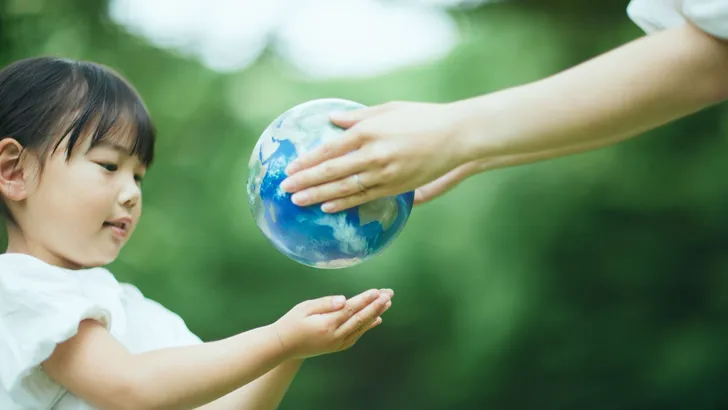 child-globe